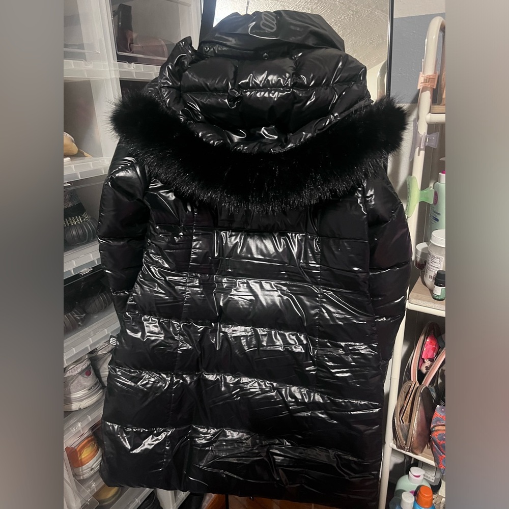 Aritzia: Black gloss SUPER SNUG Puffer mid with Fur (Limited Edition) - Picture 3 of 13